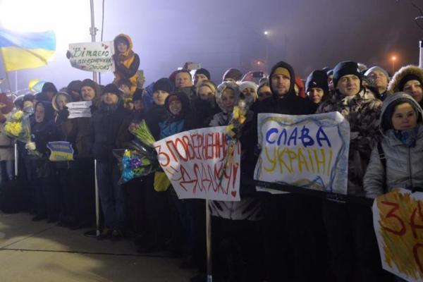 "Первые звонки мамам и женам": опубликованы трогательные кадры с украинцами, которые вернулись из плена "Первые звонки мамам и женам": опубликованы трогательные кадры с украинцами, которые вернулись из плена