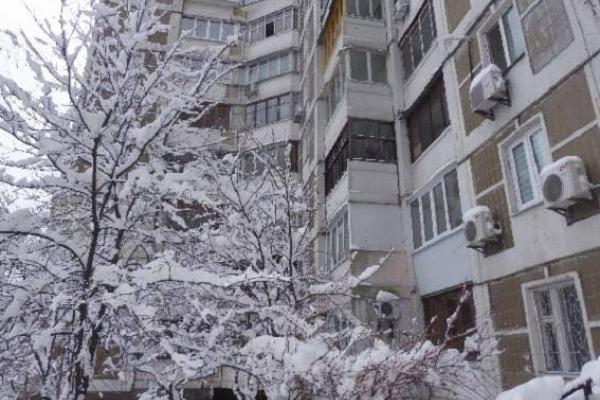 Спасаясь от соседа с ножом, киевлянин выпрыгнул с 7 этажа в сугроб Спасаясь от соседа с ножом, киевлянин выпрыгнул с 7 этажа в сугроб