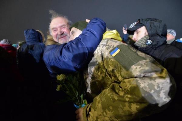 "Первые звонки мамам и женам": опубликованы трогательные кадры с украинцами, которые вернулись из плена "Первые звонки мамам и женам": опубликованы трогательные кадры с украинцами, которые вернулись из плена