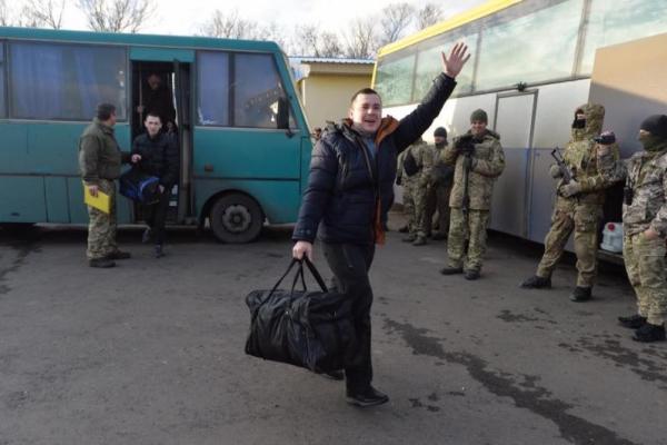 "Первые звонки мамам и женам": опубликованы трогательные кадры с украинцами, которые вернулись из плена "Первые звонки мамам и женам": опубликованы трогательные кадры с украинцами, которые вернулись из плена