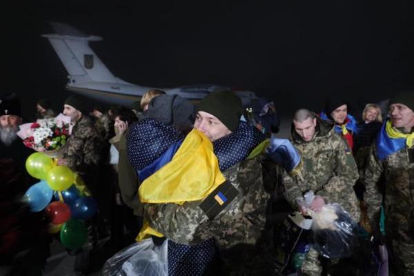 "Первые звонки мамам и женам": опубликованы трогательные кадры с украинцами, которые вернулись из плена "Первые звонки мамам и женам": опубликованы трогательные кадры с украинцами, которые вернулись из плена