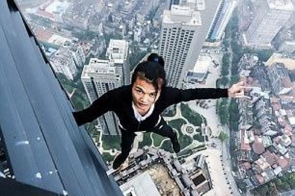 Китайский руфер сорвался с небоскреба: смерть парня попала на видео