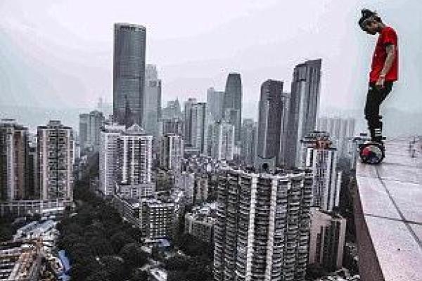 Китайский руфер сорвался с небоскреба: смерть парня попала на видео