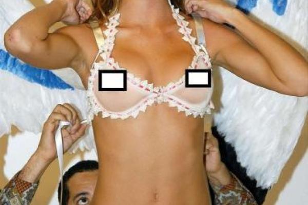 В сеть утекли голые фото самой дорогой в мире супермодели В сеть утекли голые фото самой дорогой в мире супермодели