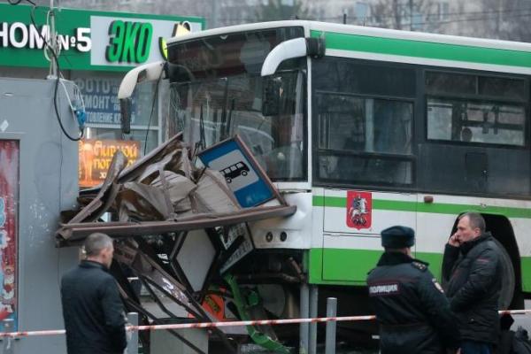 В Москве автобус снес остановку с людьми В Москве автобус снес остановку с людьми