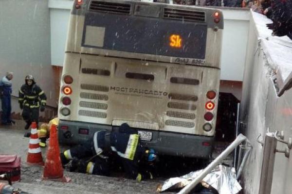 В Москве автобус влетел в подземный переход, раздавив толпу людей: появилось шокирующее видео