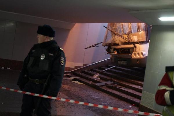 В Москве автобус влетел в подземный переход, раздавив толпу людей: появилось шокирующее видео