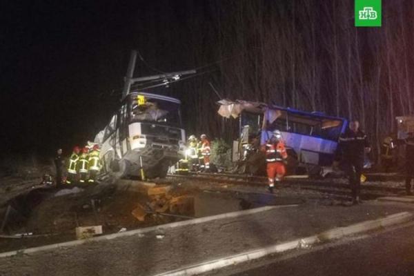 Во Франции поезд столкнулся со школьным автобусом: есть жертвы
