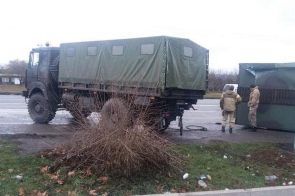В Николаевской области грузовик Нацгвардии врезался в остановку: девушке отрезало голову В Николаевской области грузовик Нацгвардии врезался в остановку: девушке отрезало голову