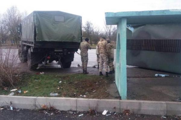 В Николаевской области грузовик Нацгвардии врезался в остановку: девушке отрезало голову В Николаевской области грузовик Нацгвардии врезался в остановку: девушке отрезало голову