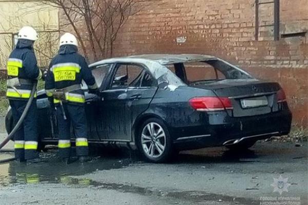 В Днепре во время судебного заседания сожгли машину прокурора В Днепре во время судебного заседания сожгли машину прокурора
