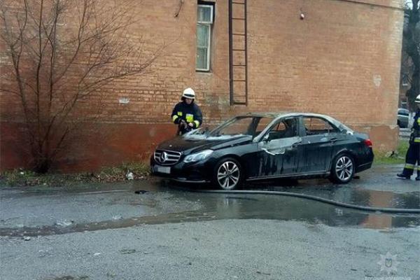 В Днепре во время судебного заседания сожгли машину прокурора В Днепре во время судебного заседания сожгли машину прокурора
