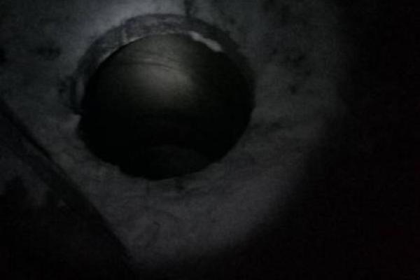 Россиянка провалилась в канализационный люк и нашла пропавшего ребенка