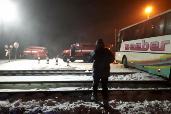 На Волыни автобус международного сообщения застрял на рельсах На Волыни автобус международного сообщения застрял на рельсах