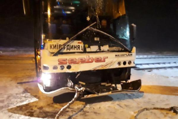 На Волыни автобус международного сообщения застрял на рельсах На Волыни автобус международного сообщения застрял на рельсах