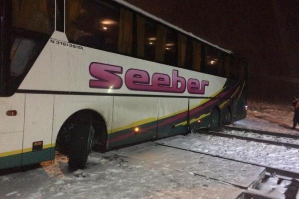 На Волыни автобус международного сообщения застрял на рельсах На Волыни автобус международного сообщения застрял на рельсах