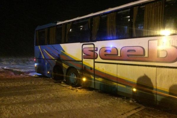 На Волыни автобус международного сообщения застрял на рельсах На Волыни автобус международного сообщения застрял на рельсах