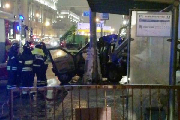 Растерзанный джип, 4 раненых и труп в багажнике: в Москве Ford Explorer влетел в остановку (18+) Растерзанный джип, 4 раненых и труп в багажнике: в Москве Ford Explorer влетел в остановку (18+)