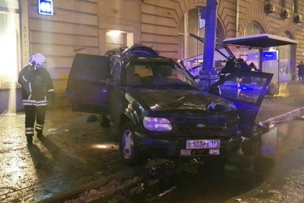 Растерзанный джип, 4 раненых и труп в багажнике: в Москве Ford Explorer влетел в остановку (18+) Растерзанный джип, 4 раненых и труп в багажнике: в Москве Ford Explorer влетел в остановку (18+)