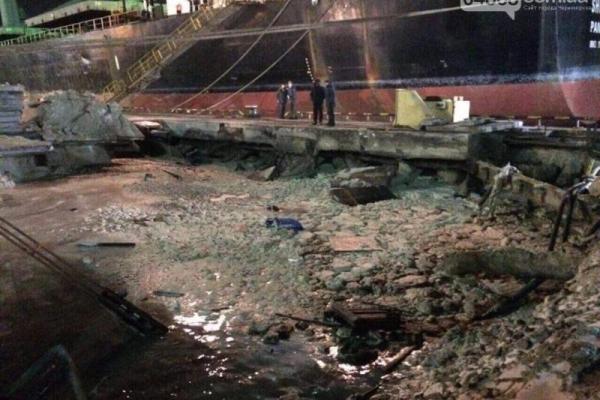 В порту Одессы обрушился причал: появились фото В порту Одессы обрушился причал: появились фото
