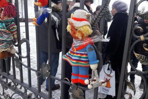 На ворота храма УПЦ МП в Тернополе повесили окровавленные игрушки На ворота храма УПЦ МП в Тернополе повесили окровавленные игрушки
