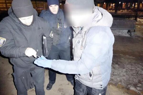 Толкнул на землю и выхватил сумку: в Киеве напали на сотрудницу СМИ Толкнул на землю и выхватил сумку: в Киеве напали на сотрудницу СМИ