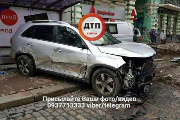 В Киеве масштабное ДТП: пострадали несколько машин, деревья и остановка В Киеве масштабное ДТП: пострадали несколько машин, деревья и остановка