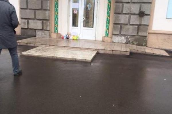 "Принеси куклу": в Украине проходит акция протеста против УПЦ МП "Принеси куклу": в Украине проходит акция протеста против УПЦ МП