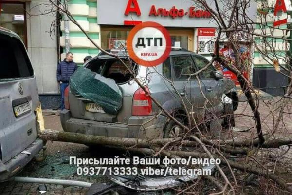 В Киеве масштабное ДТП: пострадали несколько машин, деревья и остановка В Киеве масштабное ДТП: пострадали несколько машин, деревья и остановка
