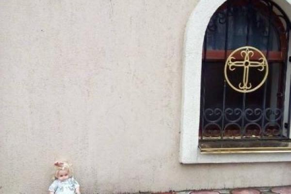 "Принеси куклу": в Украине проходит акция протеста против УПЦ МП "Принеси куклу": в Украине проходит акция протеста против УПЦ МП