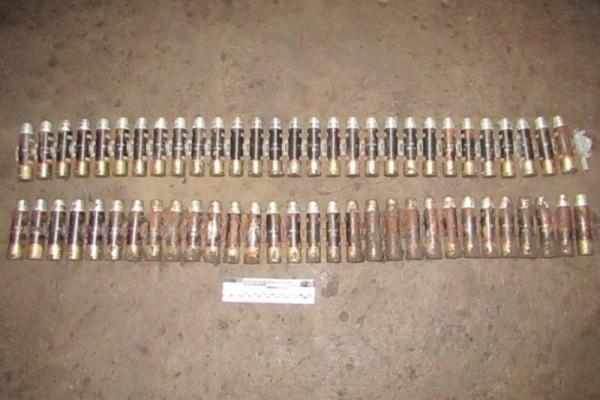 На Луганщине полицейские обнаружили тайник боевиков На Луганщине полицейские обнаружили тайник боевиков