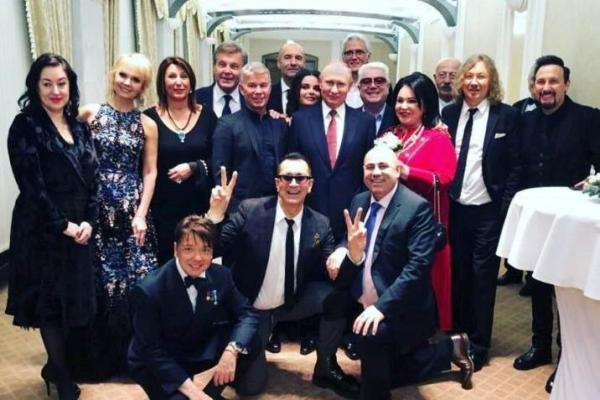 "Волочковой со шпагатом не хватает": фото Путина с артистами взбудоражило сеть