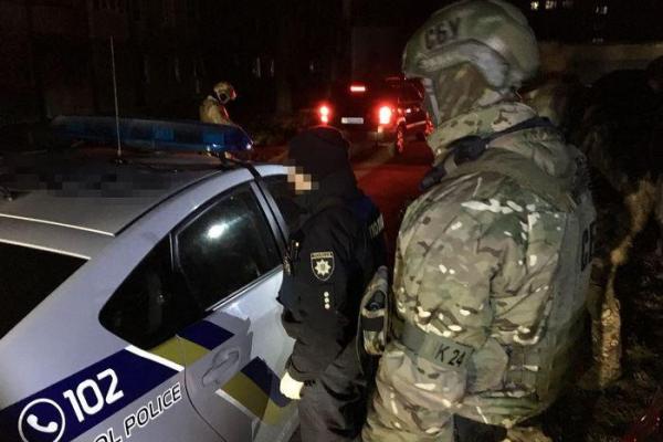 Харьковских копов заковали в наручники: СБУ задержала группу злоумышленников в погонах Харьковских копов заковали в наручники: СБУ задержала группу злоумышленников в погонах