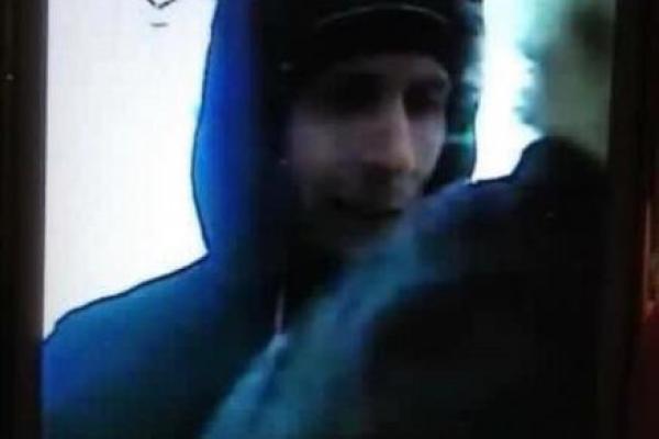 В Киеве неадекватный мужчина напал на девушку в лифте В Киеве неадекватный мужчина напал на девушку в лифте