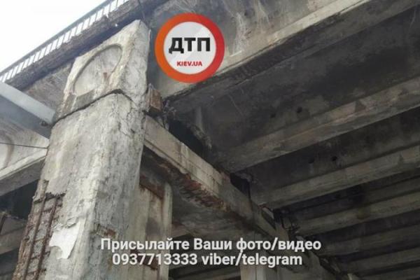 В Киеве обрушилась часть путепровода, образовалась огромная пробка