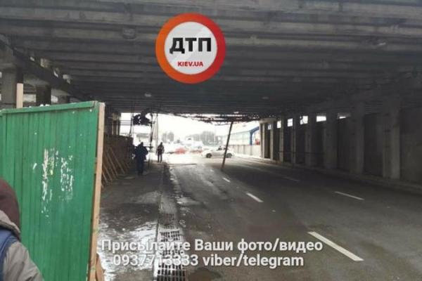 В Киеве обрушилась часть путепровода, образовалась огромная пробка