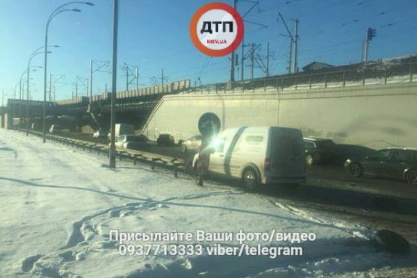 ДТП в Киеве: водитель Mazda врезался в Daewoo, есть пострадавшие ДТП в Киеве: водитель Mazda врезался в Daewoo, есть пострадавшие