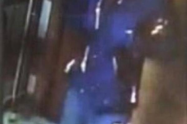 В Киеве неадекватный мужчина напал на девушку в лифте В Киеве неадекватный мужчина напал на девушку в лифте