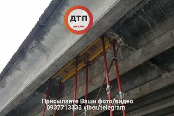 В Киеве обрушилась часть путепровода, образовалась огромная пробка