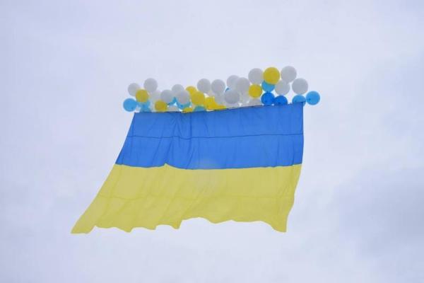 В небо над Луганском запустили флаг Украины В небо над Луганском запустили флаг Украины