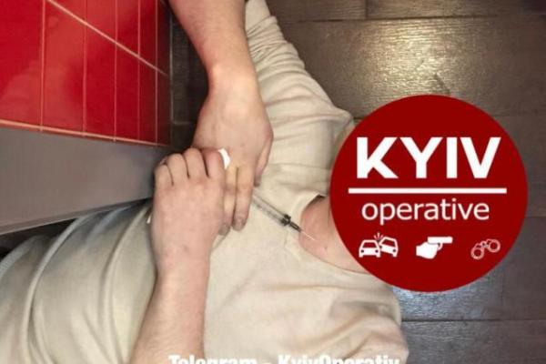 В столичной пиццерии парень сделал себе укол и умер В столичной пиццерии парень сделал себе укол и умер