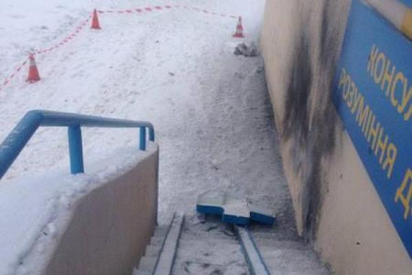 В Харькове прогремел взрыв около магазина, пострадали женщина и ребенок В Харькове прогремел взрыв около магазина, пострадали женщина и ребенок