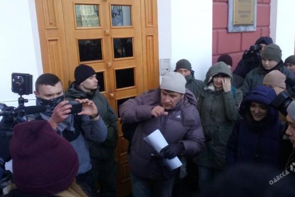 «Маршрутки-скотовозки за 7 грн»: одесситы с лопатами в руках протестуют против повышения стоимости проезда