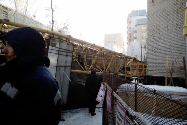 В России башенный кран рухнул на жилой дом, есть погибший