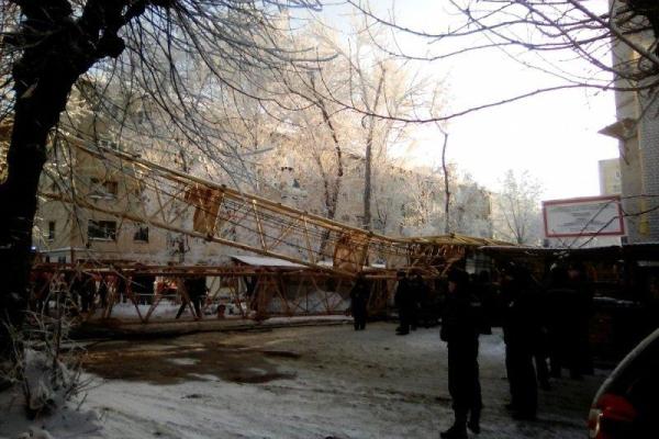 В России башенный кран рухнул на жилой дом, есть погибший
