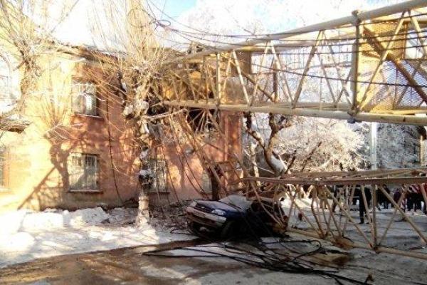 В России башенный кран рухнул на жилой дом, есть погибший