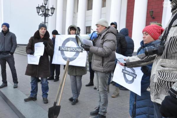 «Маршрутки-скотовозки за 7 грн»: одесситы с лопатами в руках протестуют против повышения стоимости проезда