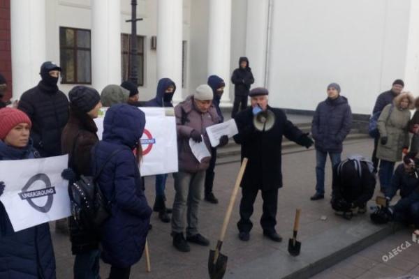 «Маршрутки-скотовозки за 7 грн»: одесситы с лопатами в руках протестуют против повышения стоимости проезда