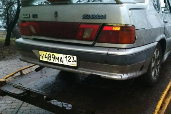 В Макеевке "защитник русского мира" на автомобиле снес толпу пешеходов В Макеевке "защитник русского мира" на автомобиле снес толпу пешеходов