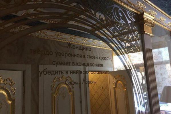 Подарок от выпускников: На Урале преподавателям вуза сделали золотой туалет